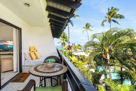 Relax on your private oceanview lanai and enjoy Kona’s warm tropical breezes.
