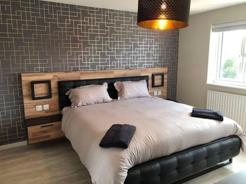 House | 3 bedrooms, premium bedding, iron/ironing board, free WiFi
