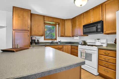 Kitchen with all your basic cooking necesseties!