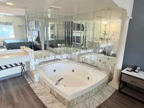 Elite Single Room | Desk, free WiFi, bed sheets