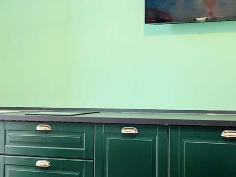 Design Studio | Private kitchen | Full-size fridge, stovetop, electric kettle, cookware/dishes/utensils