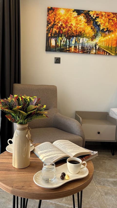 In-room safe, soundproofing, iron/ironing board, free WiFi