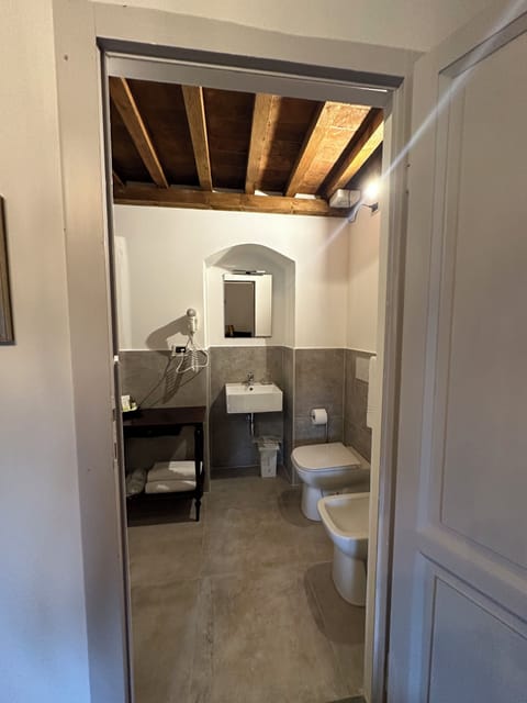 Presidential Suite | Bathroom | Free toiletries, hair dryer, slippers