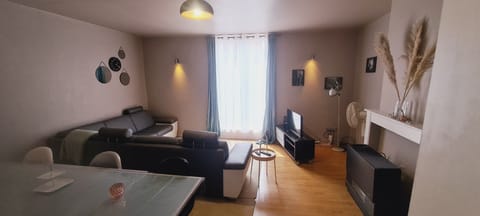 Apartment, 1 Bedroom, Smoking, City View | Living room | Books