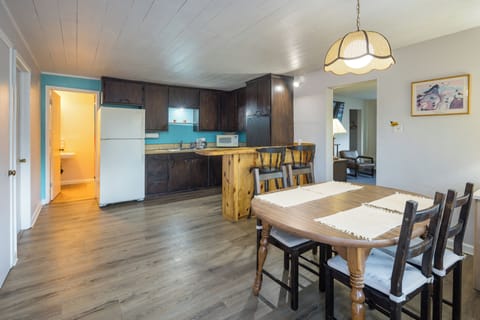 Family Suite | Living area | 32-inch flat-screen TV with cable channels, TV