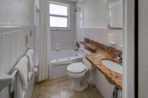 Combined shower/tub, free toiletries, hair dryer, towels