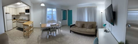 Standard Suite, 1 Bedroom | In-room dining