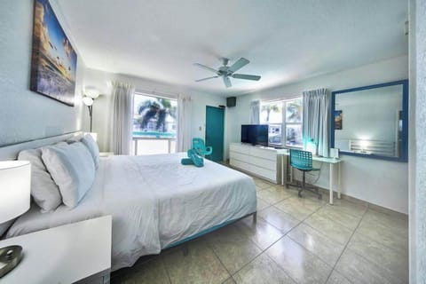 Efficiency King Room | In-room safe, desk, iron/ironing board, cribs/infant beds