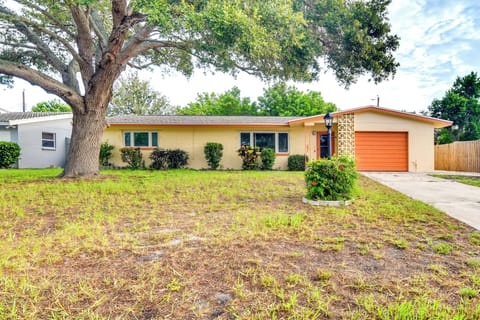 Seminole Vacation Rental | 2BR | 1BA | 1,075 Sq Ft | Half Step Required