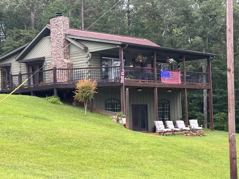 Lots of privacy. Fire pit at the lake!