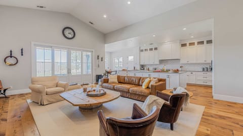 House (5 Bedrooms) | Interior