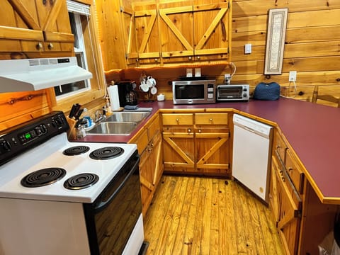 Full kitchen to cook, drink, prepare meals