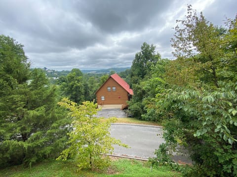 Secluded Smoky Mountain cabin with panoramic views, minutes from attractions!