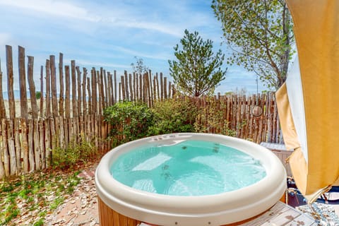 Outdoor spa tub