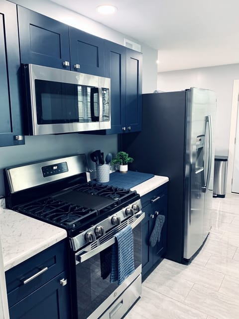 Kitchen Appliances: Stove, Microwave & Refrigerator 