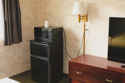 Standard Twin Room, 2 Queen Beds | Desk, iron/ironing board, free WiFi, bed sheets