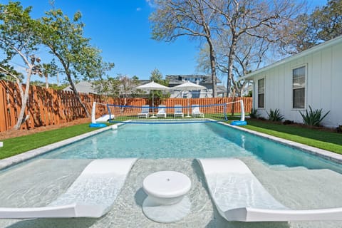 Sports Pool to Enjoy Volleyball with your Friends and Family