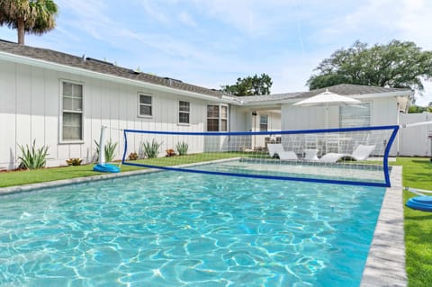 Sports Pool to Enjoy Volleyball with your Friends and Family