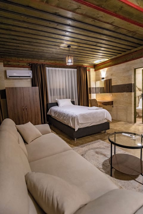 Superior Room | Egyptian cotton sheets, premium bedding, minibar, laptop workspace