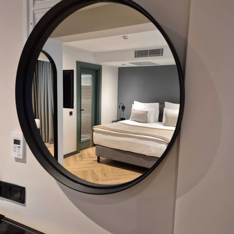 Comfort Room, 1 King Bed, City View | Premium bedding, minibar, in-room safe, desk