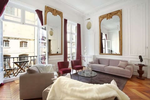 Salon avec canapé-lit, smart TV et accès au balcon