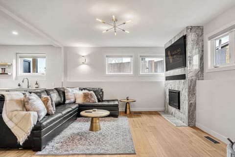 Living room, located downstairs, with a Smart TV, fireplace and cozy seating options.