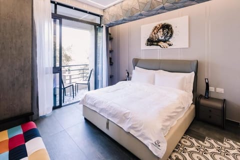 Deluxe Studio, 1 Queen Bed | Minibar, iron/ironing board, free WiFi, bed sheets