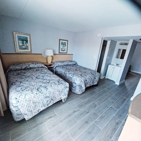 Deluxe Room, Non Smoking | Living area | 42-inch Smart TV with digital channels, Netflix, Hulu
