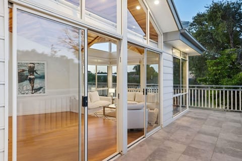 House | 5 bedrooms, iron/ironing board, high-speed internet