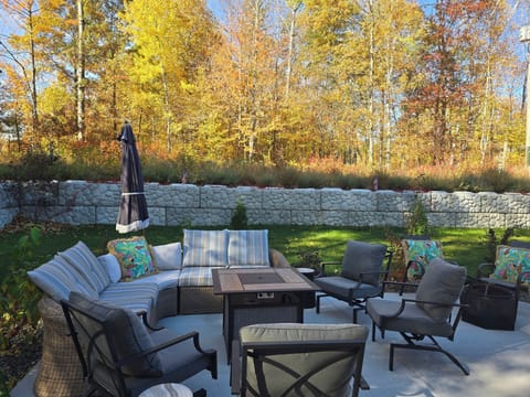 Peaceful backyard, fenced in to keep the kids safe!