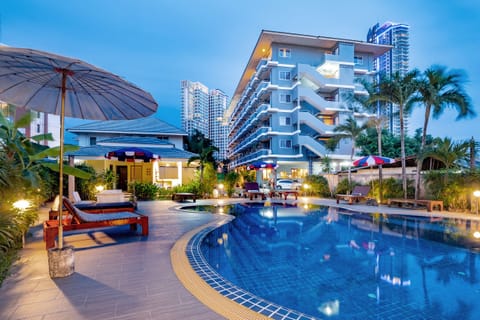 Outdoor pool, pool umbrellas, sun loungers