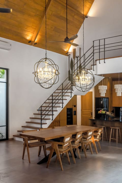 Deluxe Villa, 4 Bedrooms, Bathtub, Pool View | Dining room