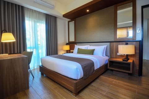 Suite | 1 bedroom, desk, iron/ironing board (on request), WiFi (free)