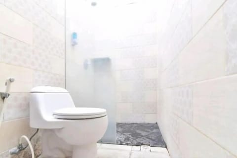 Deluxe Room | Bathroom | Shower, rainfall showerhead, towels