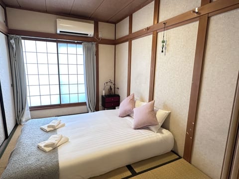 Basic House | 4 bedrooms, laptop workspace, blackout drapes, free WiFi