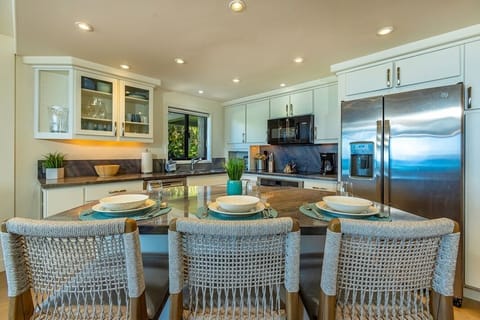 Condo, 2 Bedrooms | Private kitchen | Fridge, oven, stovetop, coffee/tea maker