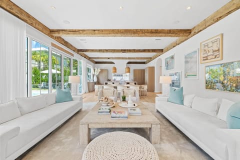House, 5 Bedrooms | Living area