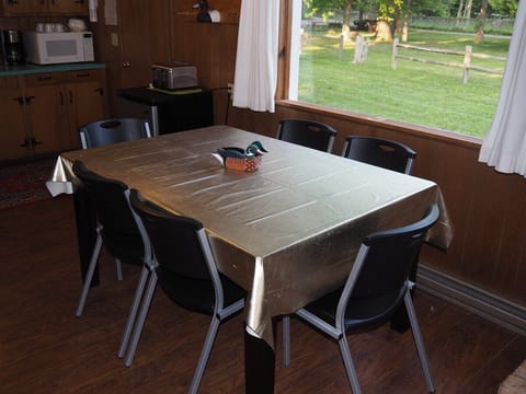 DINING AREA: The cottage has a convenient dining table with seating for up to 6 adults.