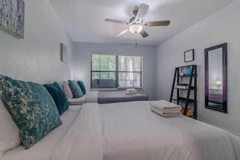 0. Queen bed and double bed. Fits 4 people