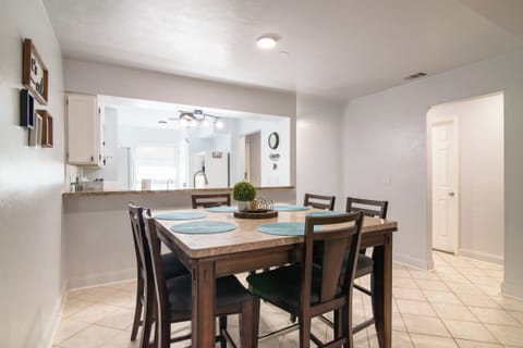 6. Dining room next to the kitchen (2)