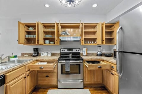 Fully stocked Kitchen for all chef abilities