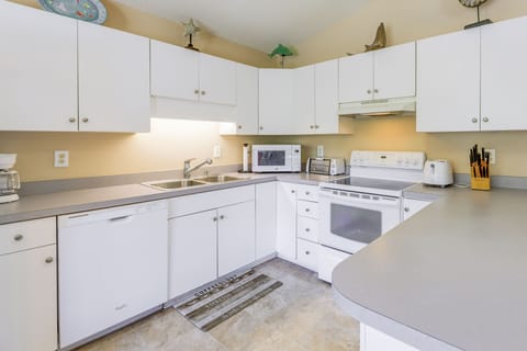 Kitchen | Coffee Maker | Blender | Toaster Oven | 1,065 Sq Ft
