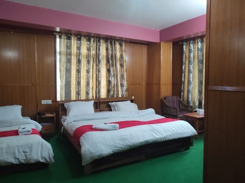 Deluxe Triple Room | Desk, soundproofing, bed sheets