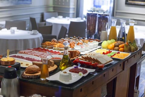 Daily buffet breakfast for a fee