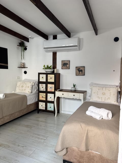 Cozy twin room with private bathroom, TV, air-con, fridge & microwave