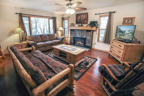Cabin, 1 Bedroom | Living area