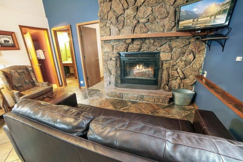 Cabin, 2 Bedrooms | Living area