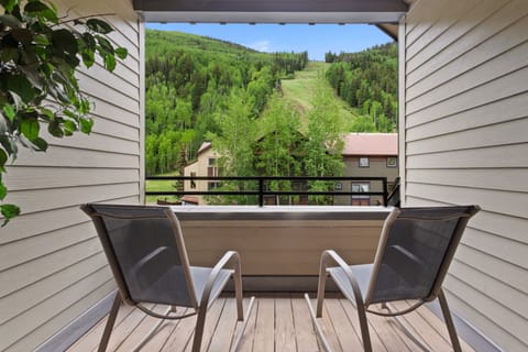 Condo, 2 Bedrooms | Property grounds