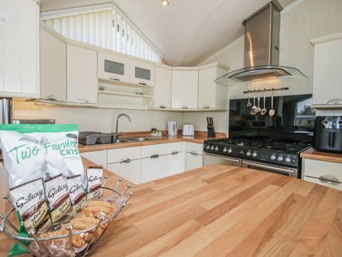 Cottage | Private kitchen | Fridge, dishwasher, electric kettle, toaster
