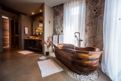 Grand Suite | Bathroom | Combined shower/tub, hair dryer, slippers, bidet